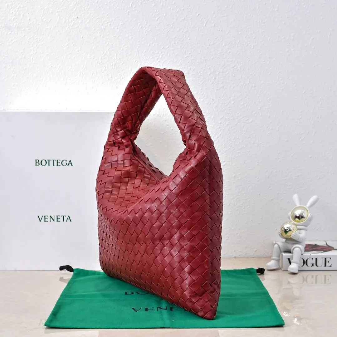 Batch 1960 #Bv new medium-sized HOP bag, the bag body and handles are made of a whole piece of woven leather. The bag body is soft and lazy. Hop symbolizes the praise of innovation and eternal craftsmanship [love]. The pyramid silhouette combines practicality and fashion. It is modern and casual, and the bag mouth is double-sided closed design, more convenient and safe! The cowhide texture also makes the bag more wear-resistant and durable. A must-have for fashionable ladies who like minimalism yet comfortable and casual! Size: 46x21x10cm Model: 6262